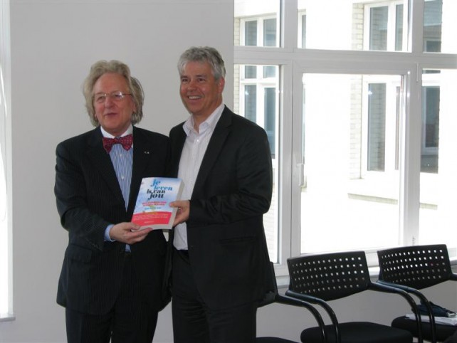Boekoverhandiging prof. Van der Geld aan minister Bert Anciaux in Brussel
