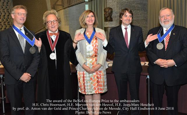 Prof. dr. Anton van der Geld en Prins Charles-Adrien de Merode reiken de Benelux-Europa-Prijs uit aan de ambassadeurs Z.Exc. Chris Hoornaert, H.Exc. Maryem van den Heuvel en Z.Exc. Jean-Marc Hoscheit. Prof. dr. Anton van der Geld en Prins Charles-Adrien de Merode reiken de Benelux-Europa-Prijs uit aan de ambassadeurs Z.Exc. Chris Hoornaert, H.Exc. Maryem van den Heuvel en Z.Exc. Jean-Marc Hoscheit.