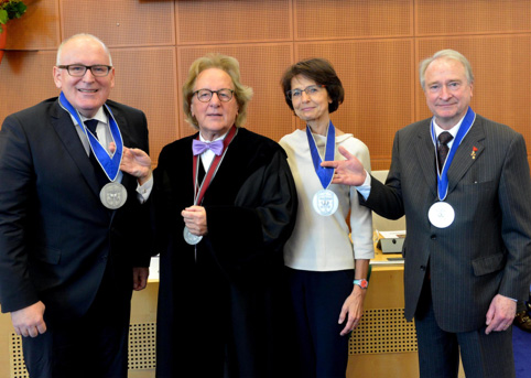 Uitreiking van de Benelux-Europa Prijs 2016 door prof. Anton van der Geld en prins Charles-Louis de Merode aan: Frans Timmermans, eerste vicevoorzitter EU-commissie, en Marianne Thyssen, EU-commissaris.